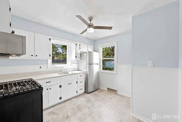 16 Eisenhower Avenue, Spotswood, NJ 08884