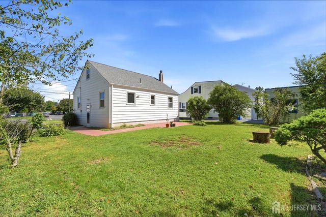 16 Eisenhower Avenue, Spotswood, NJ 08884