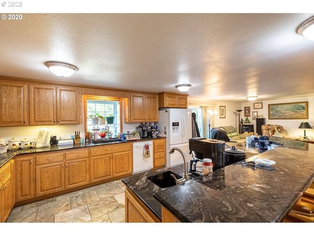 1960 RANCH Rd, Reedsport, OR 97467