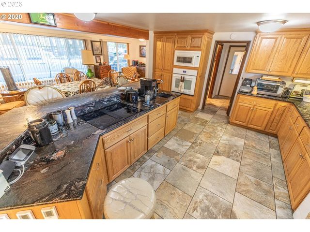 1960 RANCH Rd, Reedsport, OR 97467