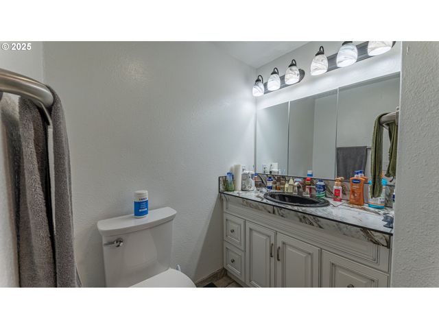 1960 RANCH Rd, Reedsport, OR 97467