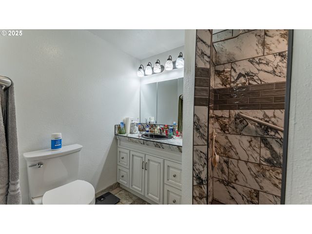 1960 RANCH Rd, Reedsport, OR 97467