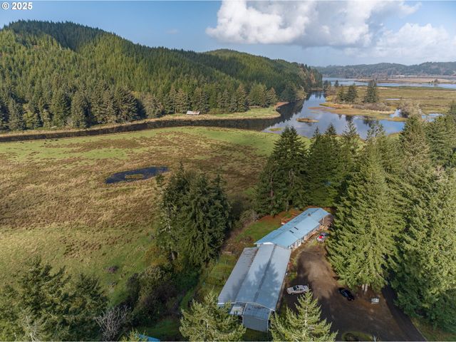 1960 RANCH Rd, Reedsport, OR 97467