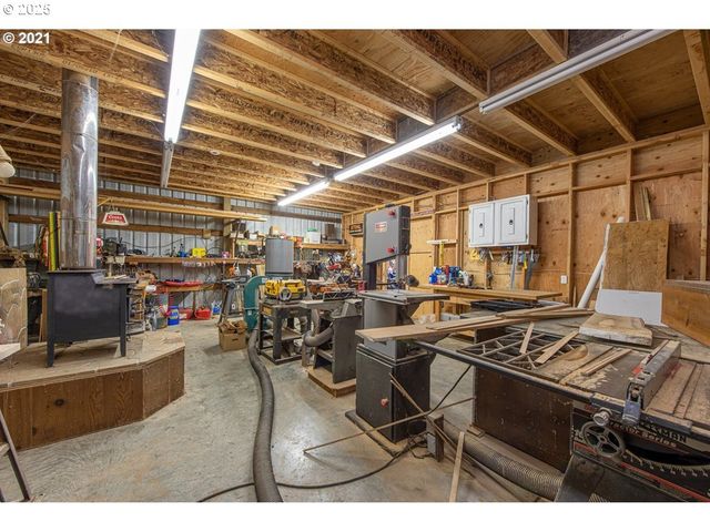 1960 RANCH Rd, Reedsport, OR 97467