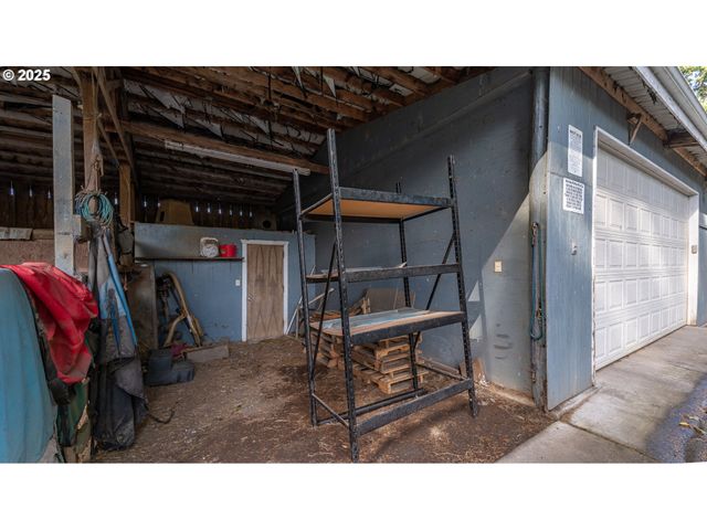 1960 RANCH Rd, Reedsport, OR 97467