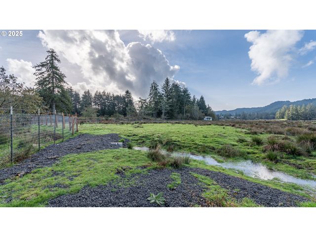 1960 RANCH Rd, Reedsport, OR 97467