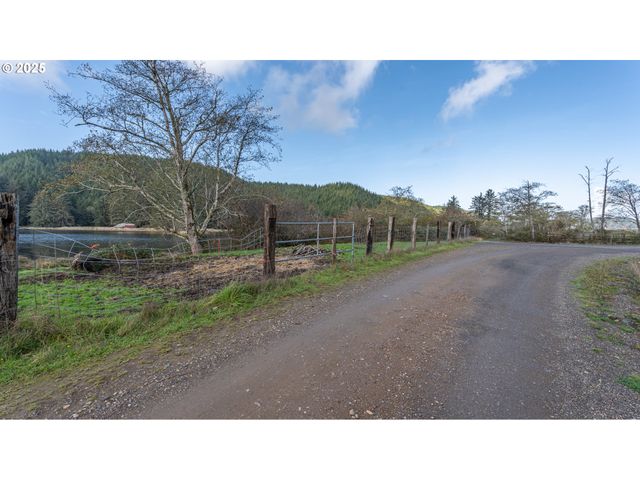 1960 RANCH Rd, Reedsport, OR 97467