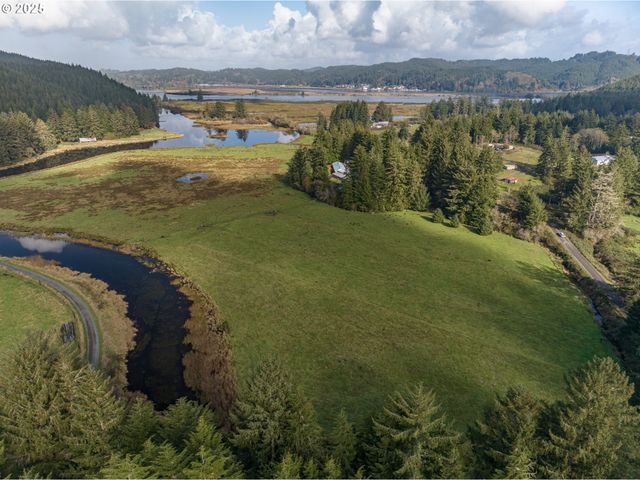 1960 RANCH Rd, Reedsport, OR 97467