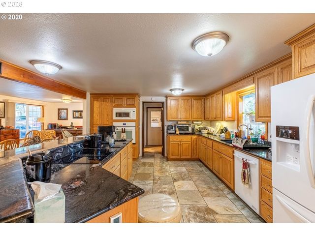 1960 RANCH Rd, Reedsport, OR 97467