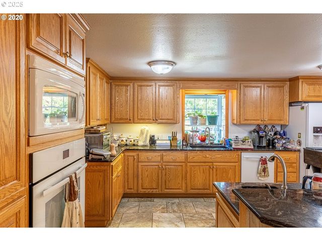 1960 RANCH Rd, Reedsport, OR 97467