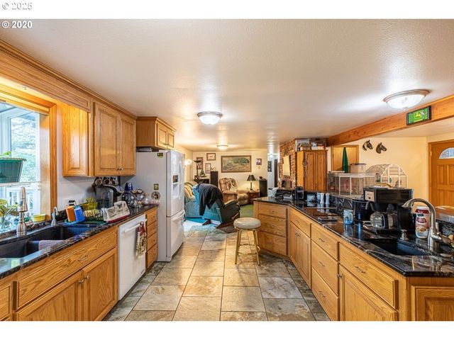 1960 RANCH Rd, Reedsport, OR 97467