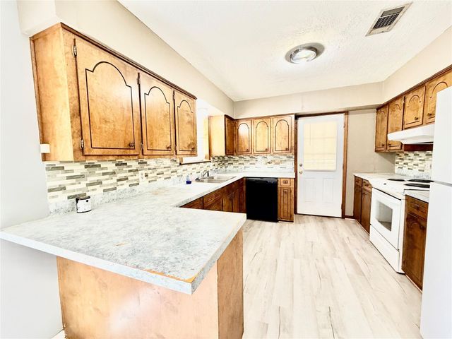 923 North Nellius Street, Woodville, TX 75979