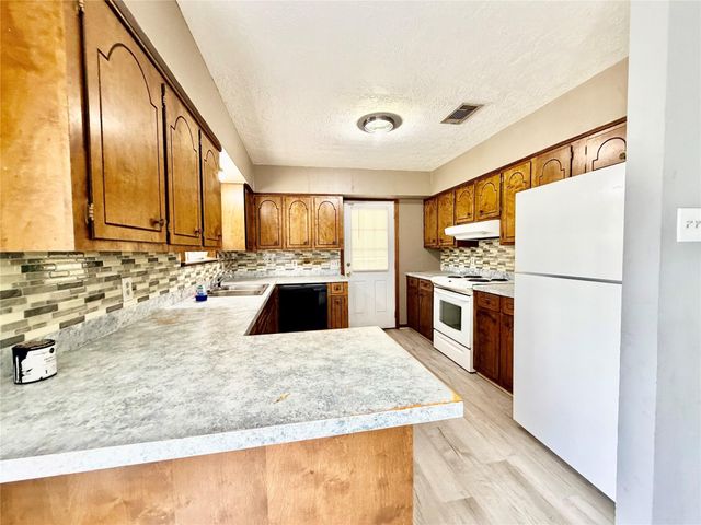 923 North Nellius Street, Woodville, TX 75979