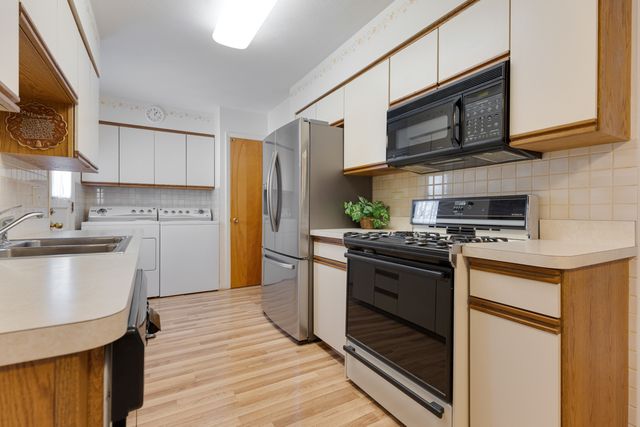 851 Crest Avenue, Elk Grove Village, IL 60007