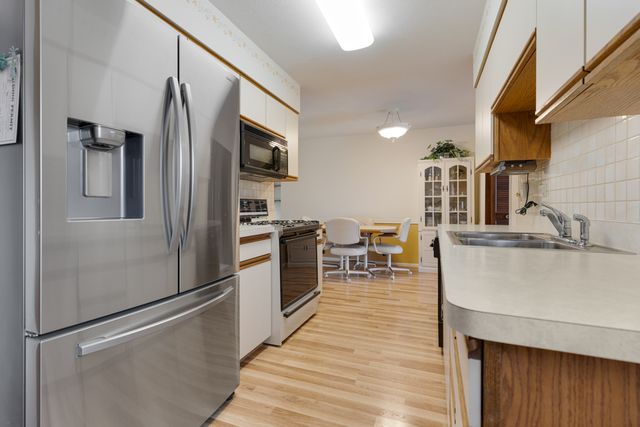 851 Crest Avenue, Elk Grove Village, IL 60007