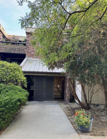 2350 W Good Hope ROAD, Glendale, WI 53209