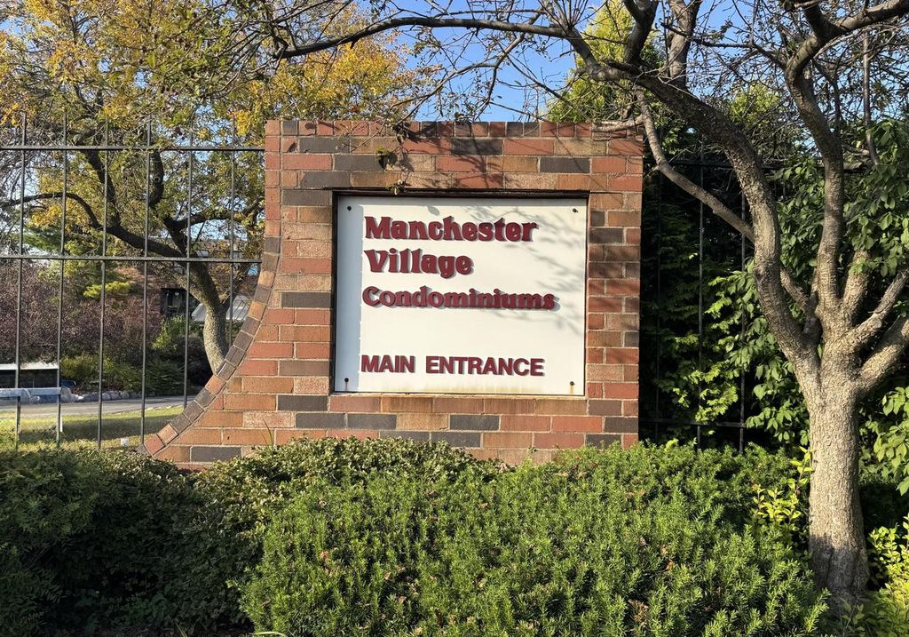 2350 W Good Hope ROAD, Glendale, WI 53209