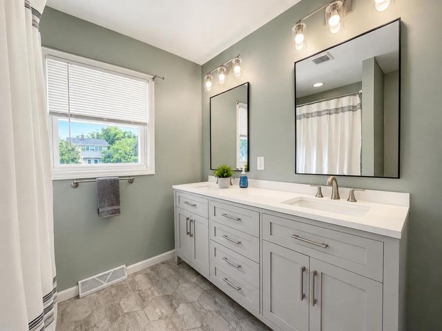 228 S Colonial PARKWAY, Saukville, WI 53080