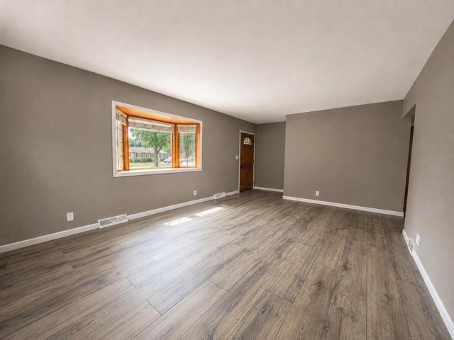228 S Colonial PARKWAY, Saukville, WI 53080