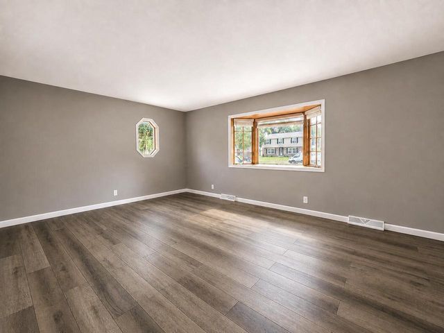 228 S Colonial PARKWAY, Saukville, WI 53080