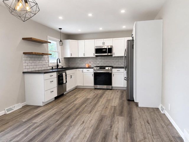 228 S Colonial PARKWAY, Saukville, WI 53080