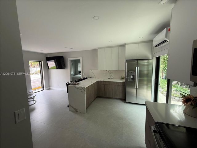 1050 NE 9th Avenue 4, Fort Lauderdale, FL 33304