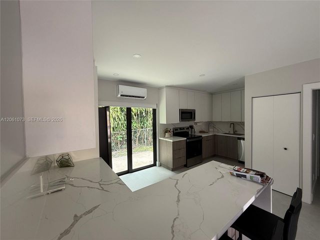 1050 NE 9th Avenue 4, Fort Lauderdale, FL 33304