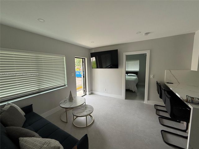 1050 NE 9th Avenue 4, Fort Lauderdale, FL 33304