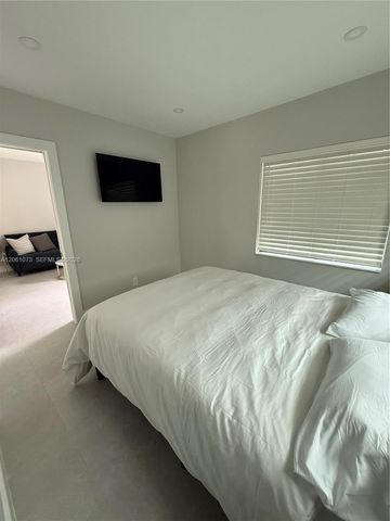 1050 NE 9th Avenue 4, Fort Lauderdale, FL 33304