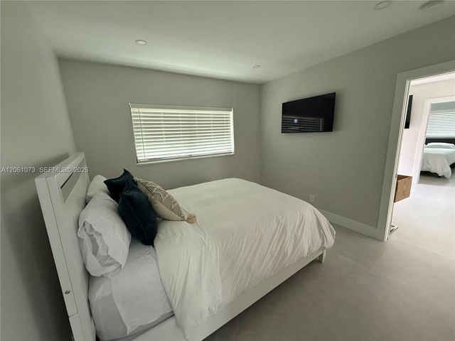 1050 NE 9th Avenue 4, Fort Lauderdale, FL 33304