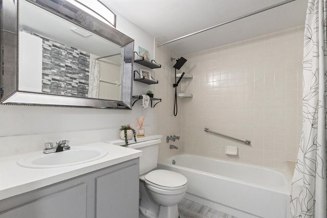 712 Sunny Pine Way E2, Greenacres, FL 33415