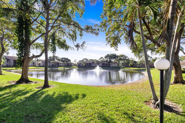 712 Sunny Pine Way E2, Greenacres, FL 33415