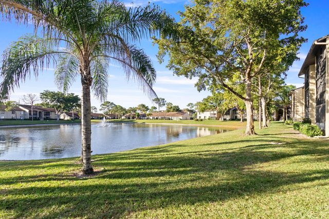 712 Sunny Pine Way E2, Greenacres, FL 33415