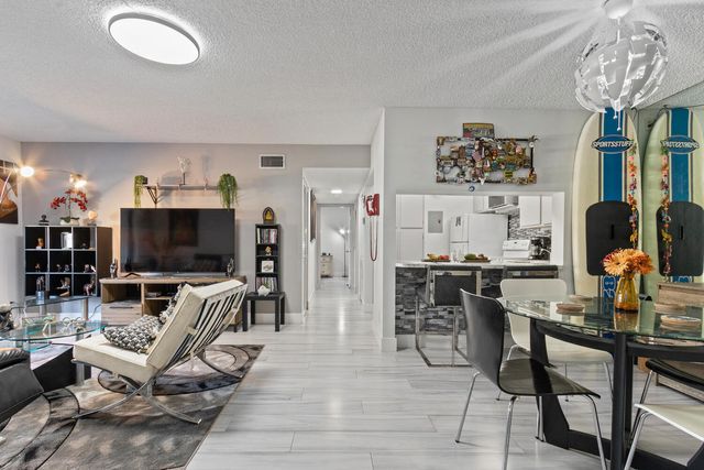 712 Sunny Pine Way E2, Greenacres, FL 33415