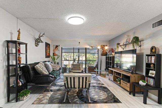 712 Sunny Pine Way E2, Greenacres, FL 33415