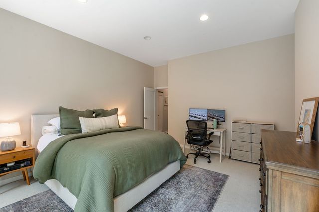 1715 W George Street, Chicago, IL 60657