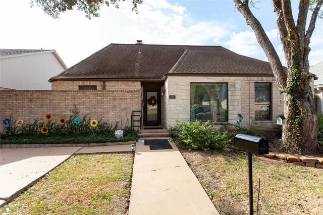 222 Mayfair Circle, Wharton, TX 77488