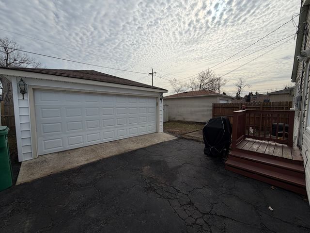 7827 Meade Avenue, Burbank, IL 60459