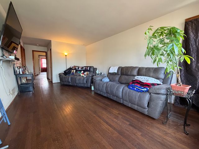 7827 Meade Avenue, Burbank, IL 60459