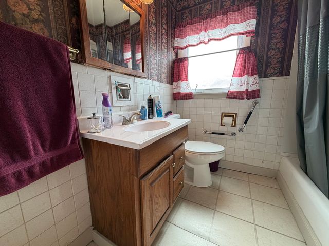 7827 Meade Avenue, Burbank, IL 60459