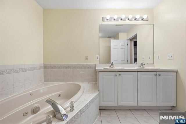 448 Hartford Drive 4049, Nutley, NJ 07110
