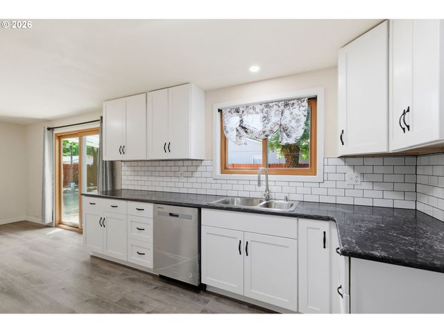 1390 BUCK St, Eugene, OR 97402