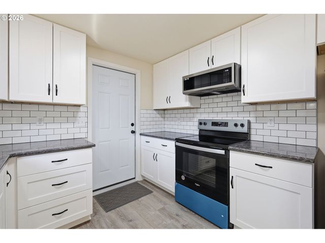 1390 BUCK St, Eugene, OR 97402