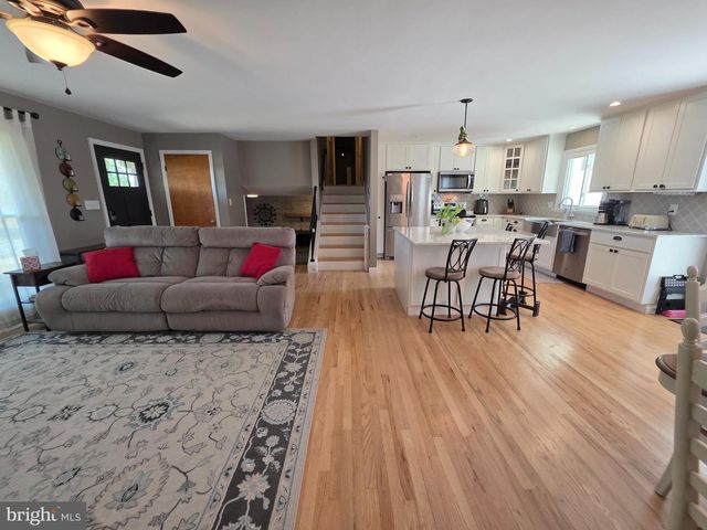 19 W SHORE DR, Camp Hill, PA 17011
