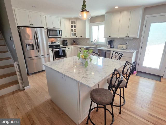 19 W SHORE DR, Camp Hill, PA 17011