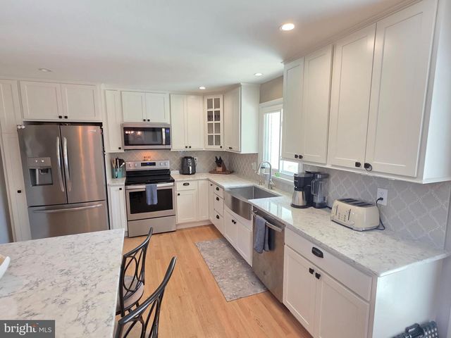 19 W SHORE DR, Camp Hill, PA 17011