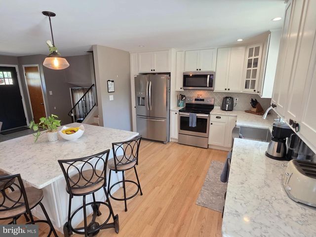 19 W SHORE DR, Camp Hill, PA 17011