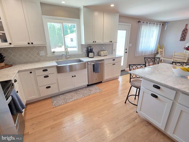 19 W SHORE DR, Camp Hill, PA 17011