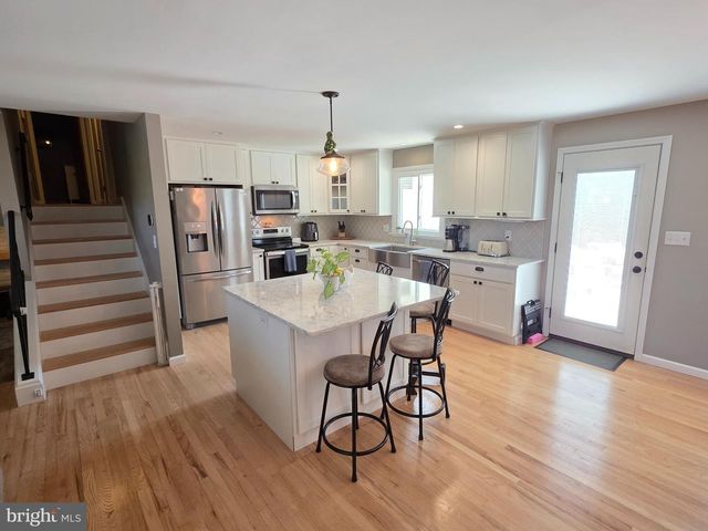 19 W SHORE DR, Camp Hill, PA 17011