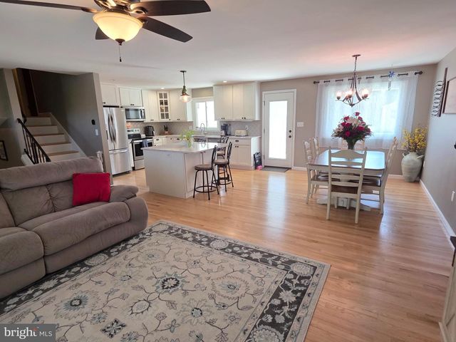 19 W SHORE DR, Camp Hill, PA 17011